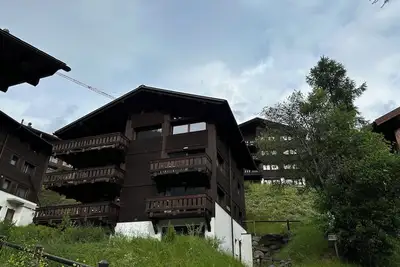 Image de 4 pièces très confortable pour 6 personnes : Living - cuisine avec lave-vaisselle et machine à café