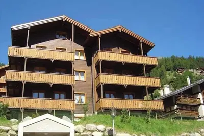 Image de 3 pièces confortable pour 5 personnes : Living - cuisine avec lave-vaisselle, micro-ondes et machine