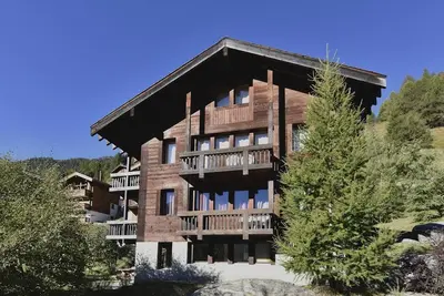 Image de 3 pièces confortable pour 4 personnes à 100m des pistes de ski  : Living - 1 chambre avec 2 lits - 1