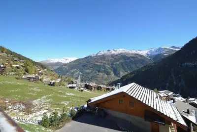 Image de Chalet à côté des pistes pour 10 à 12 personnes avec sauna et jacuzzi : 1 chambre double avec salle