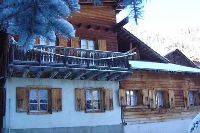 Image de Chalet pour 12 personnes dans le vieux village : Living - cuisine avec lave-vaisselle, micro-ondes e
