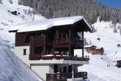 Image de Chalet haut standing en bordure de piste pour 12 personnes - 1ier étage : living avec poêle à bois -