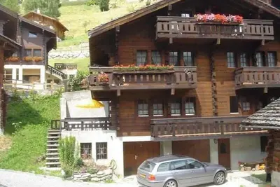 Image de 4 pièces confortable  pour 6 personnes dans le vieux village : Living - cuisine avec lave-vaisselle