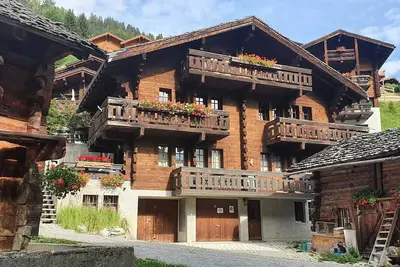 Image de 4 pièces confortable pour 4-6 personnes dans le vieux village : Living - cuisine avec lave-vaisselle