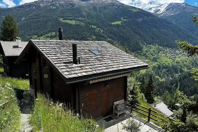 Image de Chalet très confortable pour 6 personnes : rez-de-chaussée : Living avec cheminée - cuisine avec lav