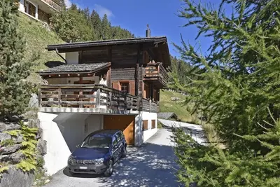 Image de Chalet confortable pour 6 personnes : Living avec cheminée - cuisine avec lave-vaisselle et micro-on