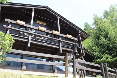 Image de Chalet confortable pour 6-8 personnes : Living avec fourneau à bois - cuisine avec lave-vaisselle et
