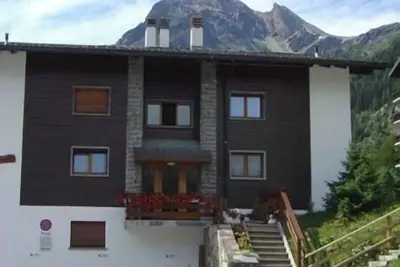 Image de 3 pièces confortable pour 4-6 personnes : Living avec cheminée - 1 chambre avec 2 lits - 1 chambre a