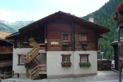 Image de 4 pièces confortable pour 5 - 6 personnes dans le vieux village : salle à manger - salon - cuisine a