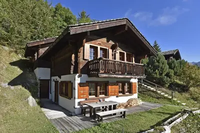 Image de Chalet 5 pièces très confortable pour 8 personnes : Living avec cheminée - cuisine avec lave-vaissel