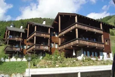 Image de 4 pièces duplex très confortable pour 6 personnes : Living avec fourneau à bois - cuisine avec lave-