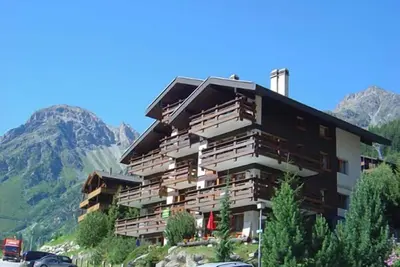 Image de 2 pièces 1/2 confortable pour 4-5 personnes : Living avec canapé-lit - cuisine avec lave-vaisselle e