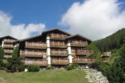 Image de 3 pièces confortable pour 5 personnes : Living avec cheminée - cuisine avec lave-vaisselle, machine