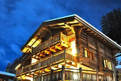 Image de Chalet Jean – Grimentz – Très beau chalet suisse traditionnel pour 2 à 12 personnes<br>Chalet de luxe