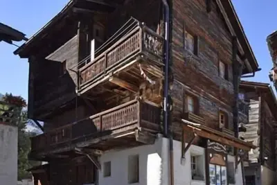 Image de 3 pièces-duplex de confort moyen pour 5 personnes dans le vieux village : Living avec coin à manger