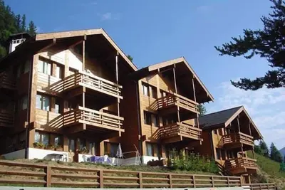 Image de 4 pièces-duplex très confortable pour 6 personnes : Living - cuisine avec lave-vaisselle, micro onde