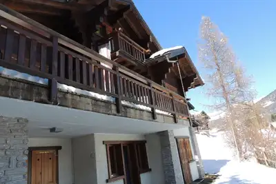Image de Chalet avec sauna, confortable pour 4 personnes : 1er étage : salon avec cheminée - Tv/Dvd - accès i
