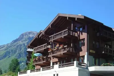 Image de 3 pièces 1/2 duplex confortable pour 6 personnes : Living avec fourneau à bois - cuisine avec lave-v