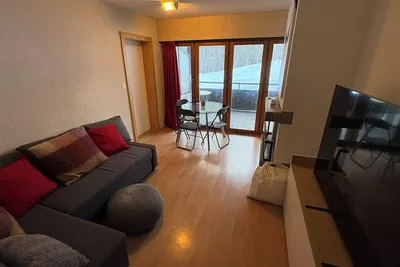 Image de Studio pour 2-4 personnes : Living avec 1 canapé-lit double (160x200) et cheminée - cuisine avec fou