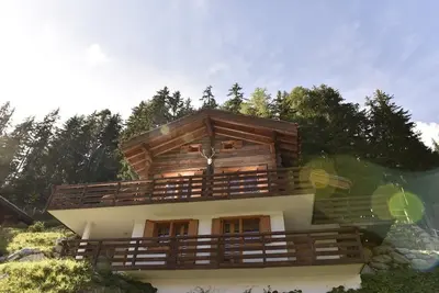 Image de Chalet très confortable pour 6-8 personnes : Living avec fourneau à bois - cuisine avec lave-vaissel