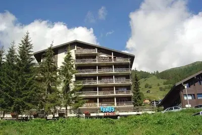 Image de Studio confortable pour 2-4 personnes : Hall d'entrée - living avec 2 lits rabattables et 2 canapés-