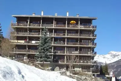 Image de 2 pièces confortable pour 2-4 personnes : Living avec canapé-lit ( 1, 40 x 1, 90m ) - 1 chambre avec u