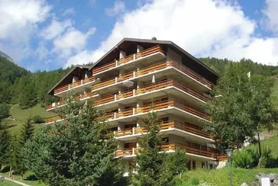 Image de 3 pièces pour 4-5 personnes : Living avec 1 canapé-lit - cuisine avec lave-vaisselle et machine à ca