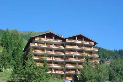 Image de 3 pièces confortable pour 4-6 personnes : Living avec 1 canapé-lit double - 2 chambres avec 2 lits -