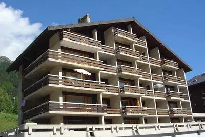 Image de 2 pièces 1/2 pour 4-5 personnes : Living avec 1 canapé-lit - 1 chambre avec 2 lits - 1 alcôve avec l