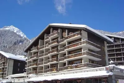 Image de Studio pour 2-3 personnes : Living avec 2 canapés-lits - 1 lit-tiroir  - cuisinette avec four et mac