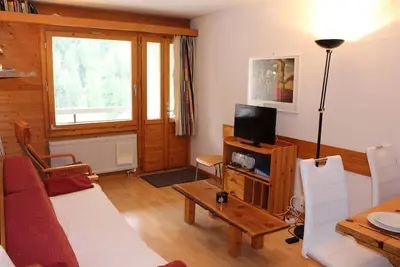 Image de 2 pièces 1/2 pour 4-5 personnes : Living avec 1 canapé-lit  - 1 chambre avec 2 lits - 1 alcôve avec