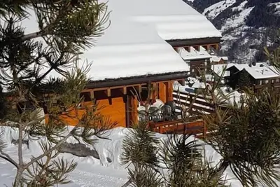 Image de Chalet très confortable pour 8 personnes : Living avec cheminée non utilisable - cuisine avec lave-v