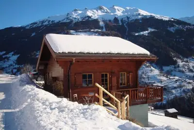 Image de Chalet confortable pour 10-11 personnes : living avec fourneau scandinave - cuisine avec lave-vaisse