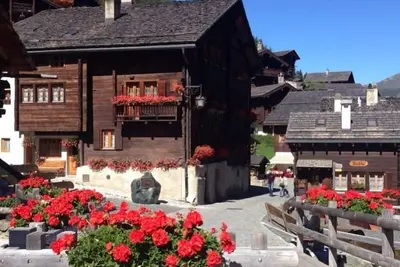 Image de 3 pièces 4-6 personnes confortable dans le vieux village : Living avec un canapé-lit double et  four