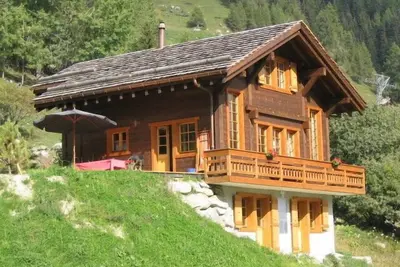 Image de Chalet très confortable pour 6-8 personnes : Living avec cheminée - cuisine avec lave-vaisselle, mac