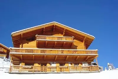 Image de 4 pièces très confortable pour 6-7 personnes : Living avec cheminée - cuisine avec lave-vaisselle, m