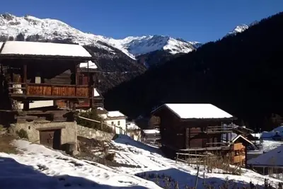 Image de Appartement rénové dans un chalet du vieux village de Grimentz idéal pour 6 personnes : 1 grande cha