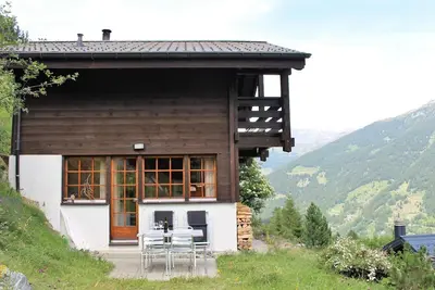 Image de Chalet confortable pour 4 personnes : Living avec fourneau scandinave (chauffage mixte électricité/b