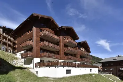 Image de 4 pièces très confortable pour 6 personnes : Living avec cheminée - cuisine avec lave-vaisselle et m