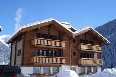 Image de 3 pièces très confortable pour 4-6 personnes : Living avec 1 canapé-lit double - cuisine avec lave-v