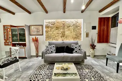 Image de House La Marmora 155 is located among the narrow streets of Castello, among ancient noble palaces, museums, and antique and artisan shops. In the morning, you'll wake to the smell of freshly baked bread from the bakery located two blocks away. This is a