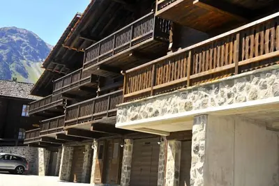 Image de 4 pièces très confortable pour 6 personnes dans le vieux village : Living avec fourneau à bois - cui