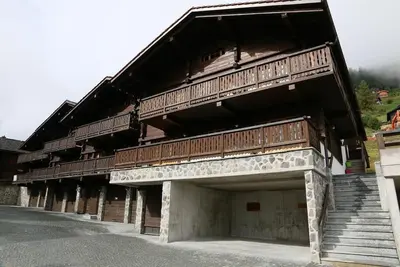 Image de 4 pièces duplex neuf très confortable pour 6-7 personnes dans le vieux village : Living avec fournea