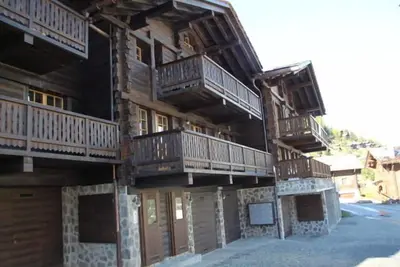 Image de 5 pièces duplex très confortable pour 7 - 8 personnes dans le vieux village : Living avec fourneau à