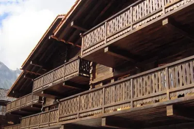 Image de 5 pièces duplex avec sauna, très confortable pour 9 personnes : living avec fourneau à bois - cuisin