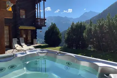 Image de Chalet avec jacuzzi, très confortable pour 8 à 10 personnes : rez-de-chaussée : grand vestiaire - 1e