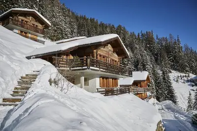 Image de Chalet pour 8 - 10 personnes : living avec fourneau scandinave - cuisine avec lave-vaisselle et 2 fo