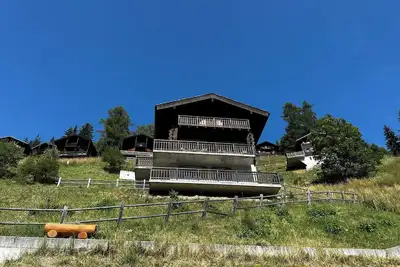 Image de Chalet 5 pièces très confortable pour  8 personnes : 1er étage : Living avec fourneau à bois - cuisi