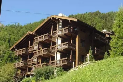 Image de 3-pièces pour 4-6 personnes : Living avec 1 canapé-lit - cuisine avec lave-vaisselle et machine à ca