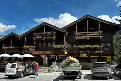 Image de 3 pièces pour 4 personnes : Living avec 1 canapé - 1 chambre avec lit double (1. 40x2m) - 1 chambre a